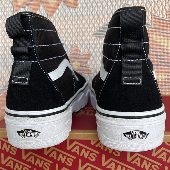 Vans Men’s Sentry Sk8-Hi
Black/White
VN0A5KY5BA2
Sneakers - Picture 15 of 16